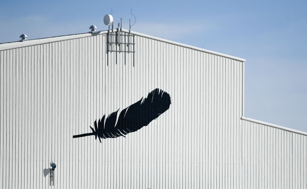El logotipo de Blue Origin se muestra en un edificio después del exitoso lanzamiento del cohete Blue Origin New Shepard. Foto: AFP