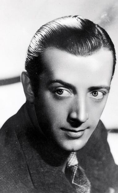 Emilio Tuero en los años 40. En la cinta, su personaje tranquiliza a los agitados comensales diciendo: “Corriendo, gritando y atropellándonos no lograremos salir de aquí, tengan calma”; el visionario personaje predicó las reglas básicas de acción ante un terremoto desde 1941. Foto: ESPECIAL.