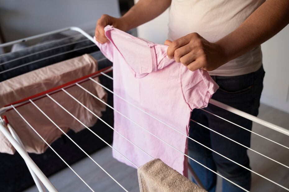 Aprende a secar la ropa en temporada de lluvias. Foto: Freepik