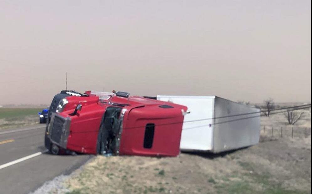Imagen de un semirremolque volcado en una autopista al sur de Hobart, Oklahoma, el 14 de marzo de 2025. Foto: AP