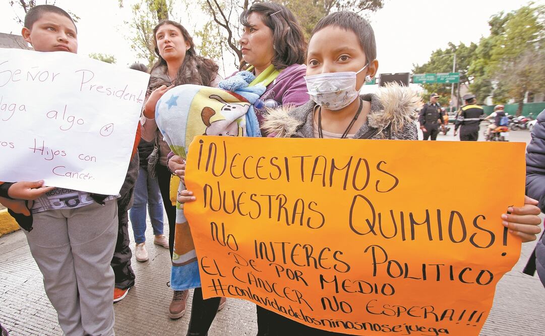 Nancy, quien padece leucemia, participó ayer en un bloqueo vial en Circuito Interior, a la altura del Centro Médico Nacional La Raza, para exigir quimioterapias y tratamiento médico a niños con cáncer. Foto: CARLOS MEJÍA. EL UNIVERSAL