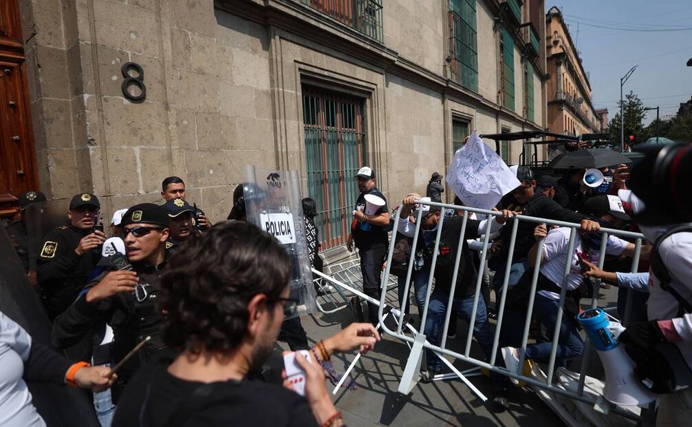 Trabajadores del Poder Judicial irrumpen en la calle Corregidora, tras CEO Dialogue en Palacio Nacional. Foto: Diego Simón Sánchez. EL UNIVERSAL