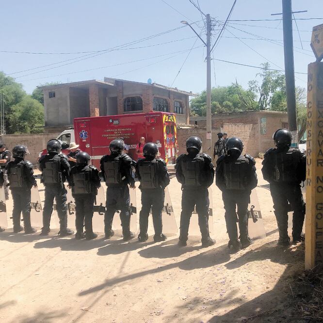 Elementos de seguridad recorrieron varias comunidades del estado por donde pasan los ductos de Pemex y encontraron cinco tomas clandestinas. XÓCHITL ÁLVAREZ. EL UNIVERSAL