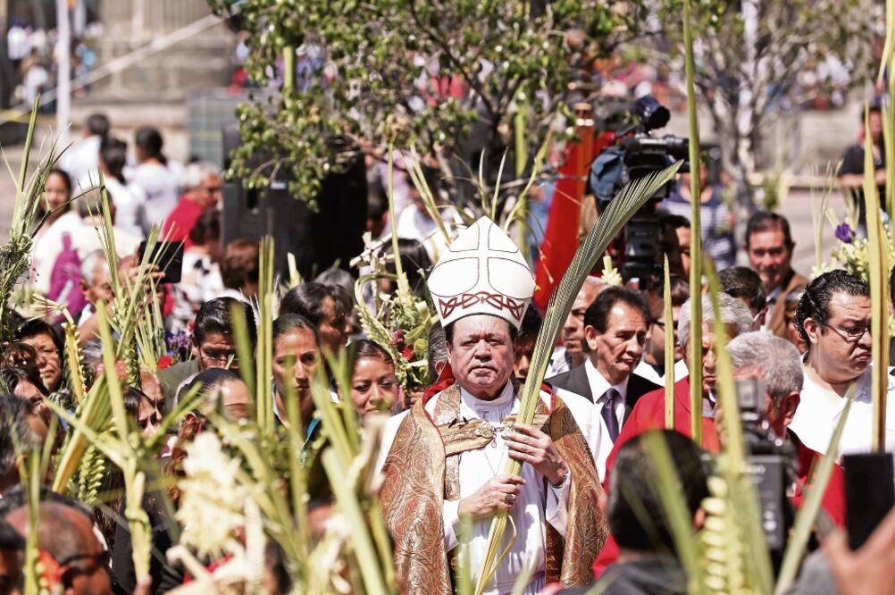 El cardenal Norberto Rivera Carrera realizó una procesión de ramos para conmemorar la llegada de Cristo a Jerusalén y cuando el pueblo lo recibió entre cantos y bendijo las palmas que llevaron los fieles, con lo inicia la Semana Santa. (ALEJANDRO ACOSTA)