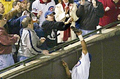 Obsequian anillo a odiado fan