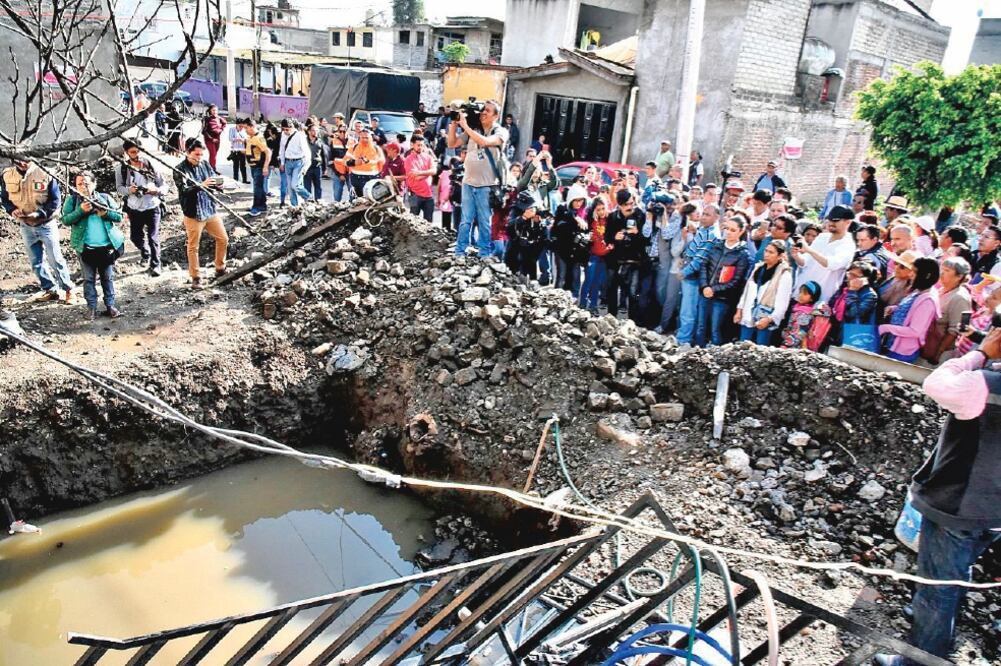 Claudia Sheinbaum recorrió ayer en Xochimilco las colonias afectadas por el sismo del 19 de septiembre del año pasado. En la imagen, dialoga con habitantes de Tulyehualco (ESPECIAL)