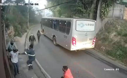 Pasajeros de autobús defienden y dan golpiza a hombre que agredía a mujer en autopista 