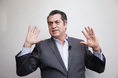 'El Bronco' recorta su sueldo y baja tenencia 50%