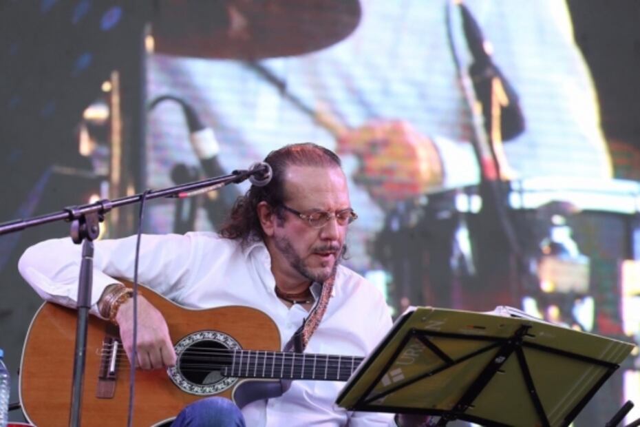 Con batas y mochilas escuchan a Fernando Delgadillo