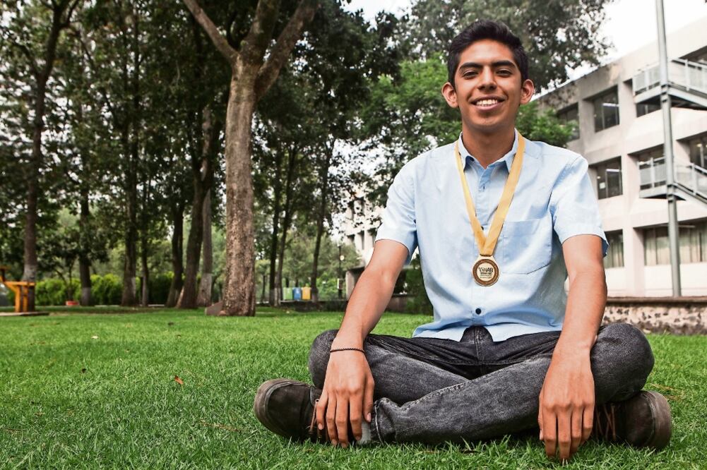 Erick ganó el primer lugar en la Olimpiada Nacional de Biología, lo que le dio el pase para la olimpiada iberoamericana. Actualmente estudia en la Facultad de Ciencias de la UNAM (CRISTOPHER ROGEL BLANQUET. EL UNIVERSAL)