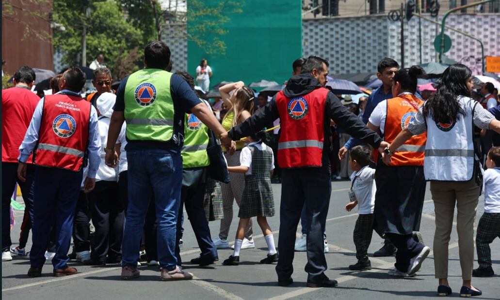 Niños de una escuela son puestos a salvo por elementos de Protección Civil en la Ciudad Judicial como parte del Primer Simulacro Nacional 2025 en la Ciudad de México, el 29 de abril de 2025. Foto: Francisco Rodríguez/EL UNIVERSAL