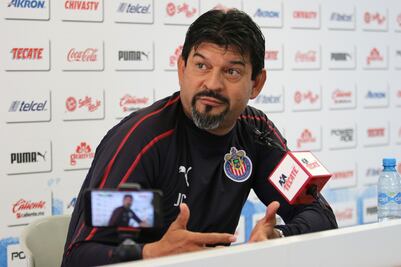 Cardozo regaña a jugadores de Chivas tras derrota ante Rayados