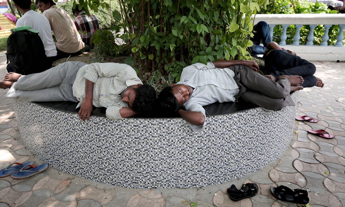 Un hombre murió por las altas temperaturas en Nueva Delhi. Es la primera muerte atribuida a una insolación que se reporta en la capital en lo que va del año. Foto: EFE