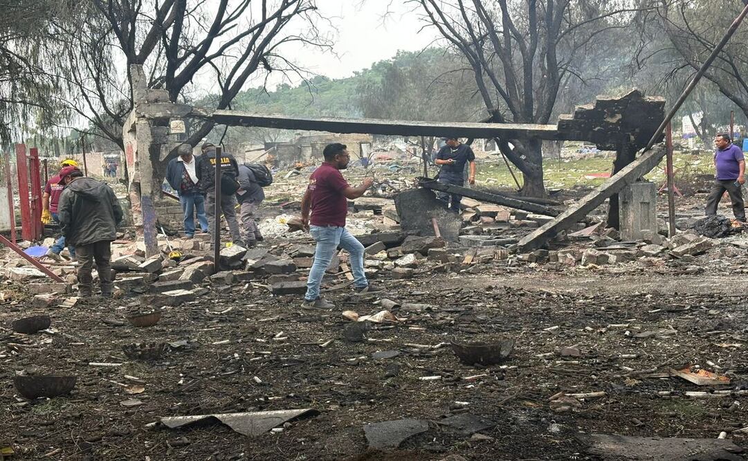Peritos inspeccionan uno de los polvorines que resultaron afectados / Foto Arturo Contreras