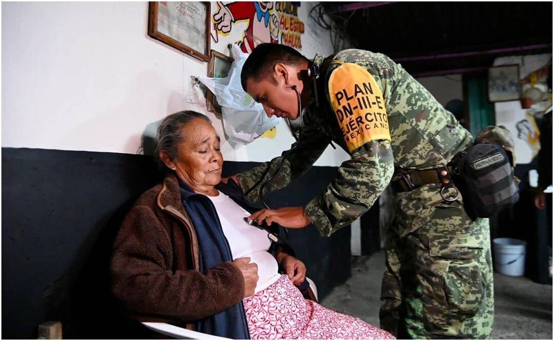 Lluvias afectan a cientos de habitantes de Chalco por lo que personal militar atiende a la población. Foto: Especial.