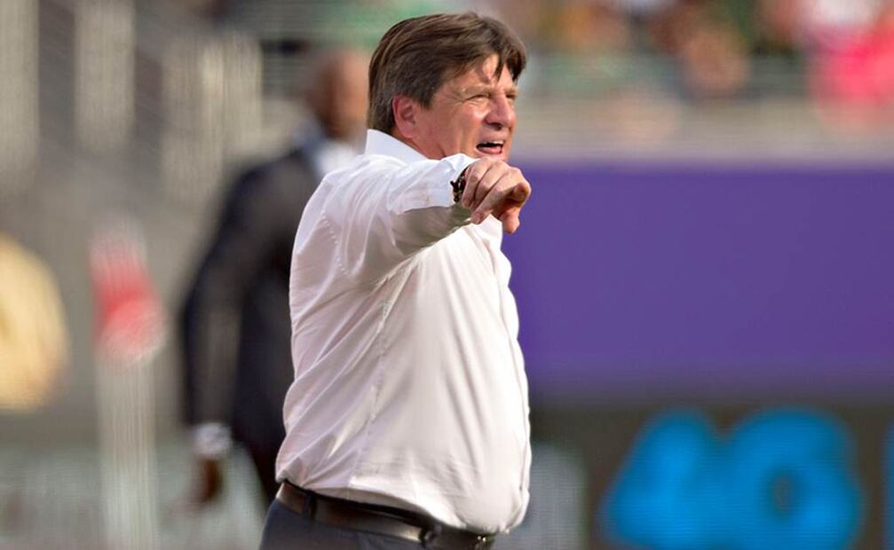 Miguel Herrera analiza el partido. Imago7