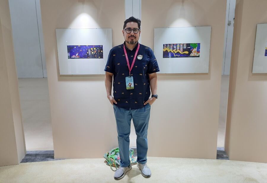 El ilustrador mexicano Santiago Solis participa en la más reciente edición de Feria del Libro Infantil Sharjah, en la que ha sido reconocido por su más reciente proyecto.
Foto: EL UNIVERSAL / Frida Juárez (enviada)