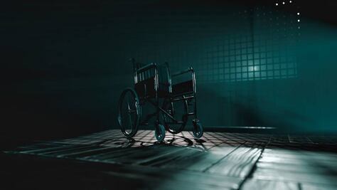 Acusan de fraude a mujer que llevó un cadáver a un banco para retirar préstamo