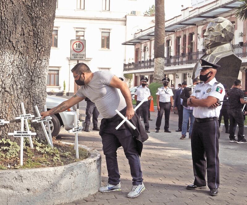 Padres de los menores lesionados y que perdieron la vida tras el incendio en la Guardería ABC colocaron cruces en la Segob. Foto: CARLOS MEJÍA. EL UNIVERSAL