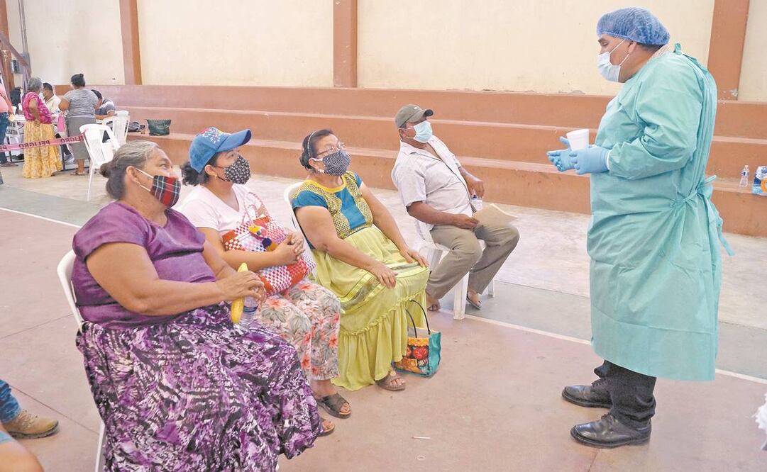 El médico Óscar Castillo explicó a los adultos mayores, con paciencia y en zapoteco, las posibles reacciones que podían presentar después de la inyección. Fotos: Edwin Hernández/ El Universal.