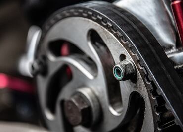 ¿Cómo evitar que la banda del motor rechine?