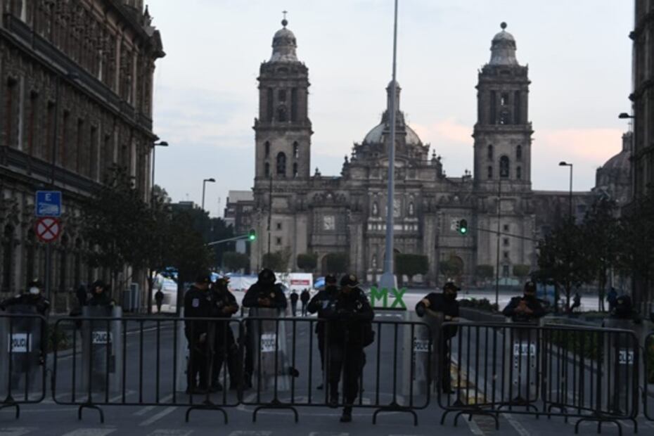 Así amanece la plancha del Zócalo tras el retiro de casas de campañas del Frente Anti AMLO