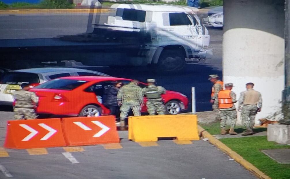 Elementos verificaron que un menor se encontraba al interior del vehículo y brindaron primeros auxilios Foto: Especiales