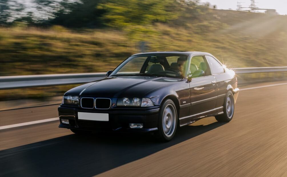 Un automóvil en buenas condiciones garantiza un viaje seguro en carretera. Foto: Freepik