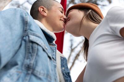 ¿Qué sucede en nuestro cuerpo cuando le damos electricidad estática a otra persona al tocarla?