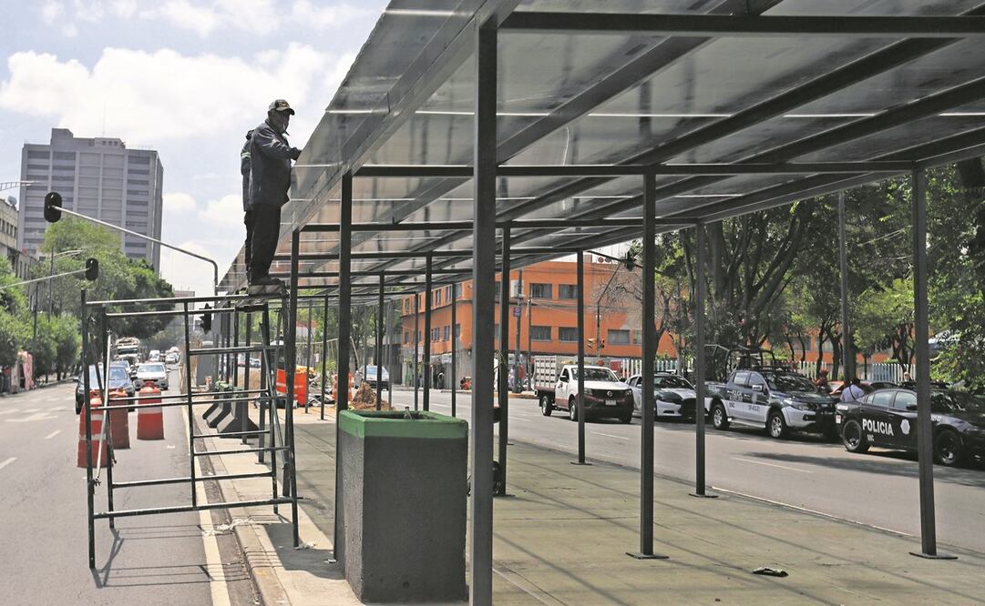 En avenida Chapultepec se colocan estructuras de lo que serán las áreas de abordaje de RTP; en el interior del Metro se informa sobre el cierre de la Línea 1. Foto: Fernanda Rojas/ EL UNIVERSAL.