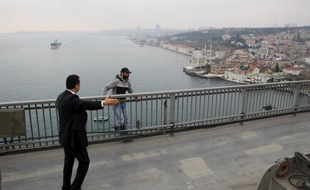 Erdogan convence a hombre de no suicidarse