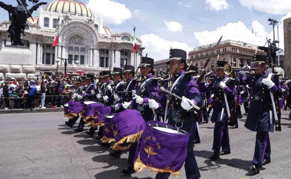 Elementos del Colegio del Aire pasa frente al Palacio de Bellas Artes, el 16 de septiembre del 2025. Foto: Carlos Mejía / EL UNIVERSAL