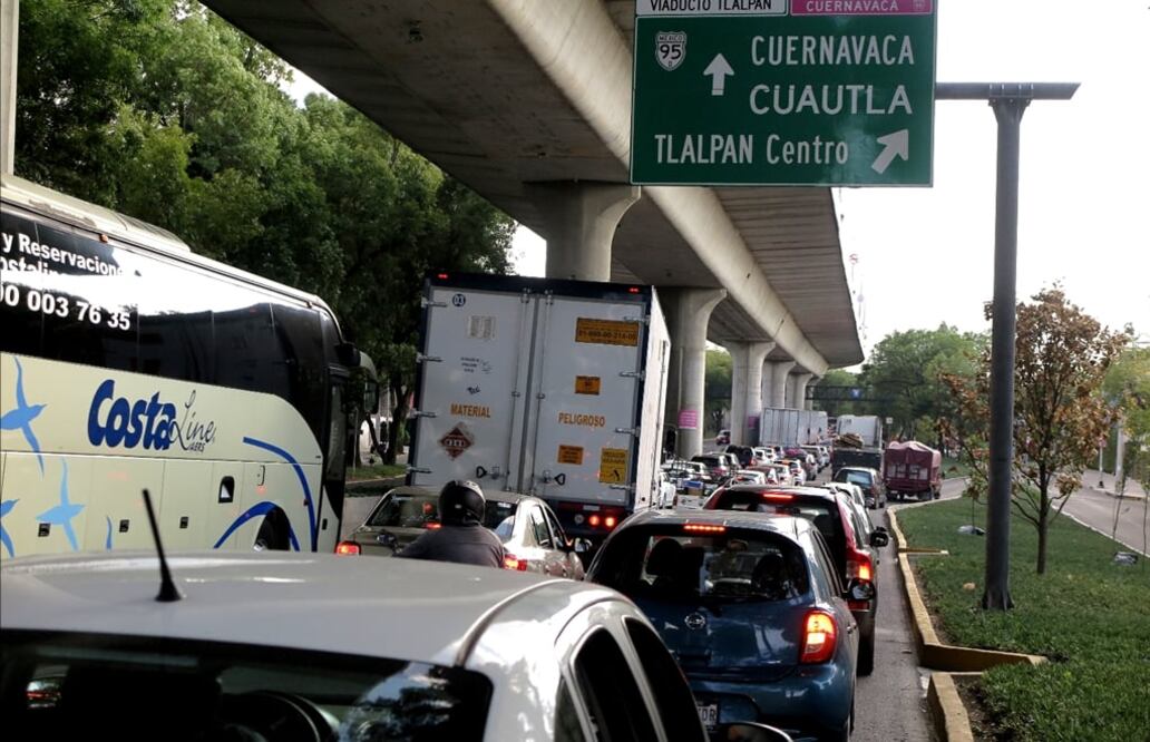 Luego del cierre a la circulación vehicular de la autopista México-Cuernavaca por más de 13 horas,  tras la volcadura de una pipa, colapsaron algunas vialidades del sur de la Ciudad de México, como Insurgentes, Viaducto Tlalpan y calzada de Tlalpan. Foto: Luis Cortés/EL UNIVERSAL