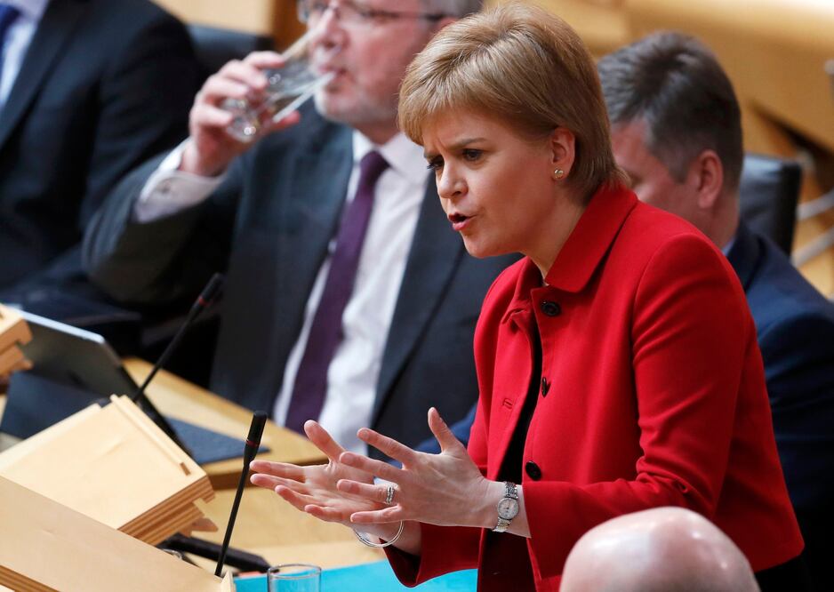 La gobernadora de Escocia, Nicola Sturgeon, en un debate sobre un referéndum sobre la independencia en el parlamento en Holyrood, Edinburgo (Foto: AP)