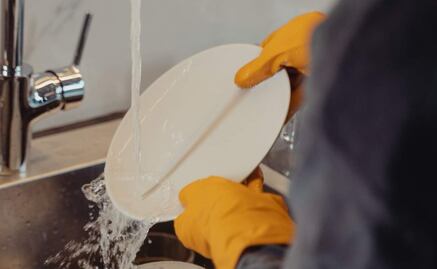 Cómo lavar los trastes para que no huelan mal