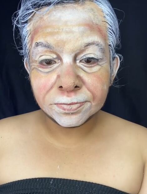 Las características líneas de expresión en el rostro de AMLO, también fueron replicadas a la perfección. Foto: Tiktok @karla_albarran_maquillaje