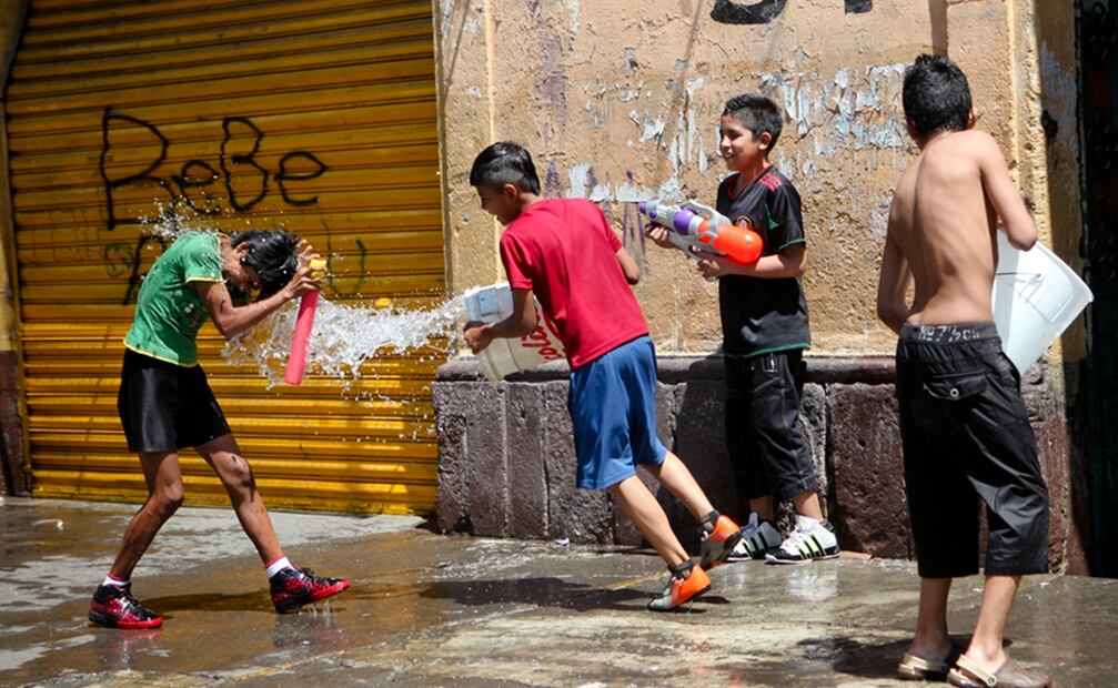 La gente acostumbra mojarse en Sábado de Gloria. Foto: Archivo / El Universal