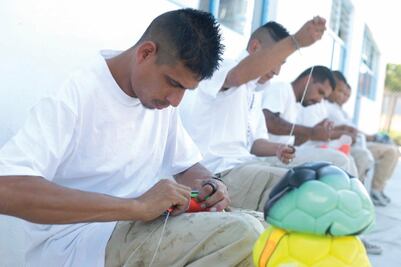 Reos pasan el tiempo hilvanando su libertad