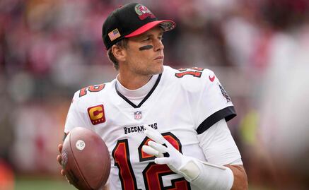 Tom Brady analiza seguir su carrera en la NFL como agente libre