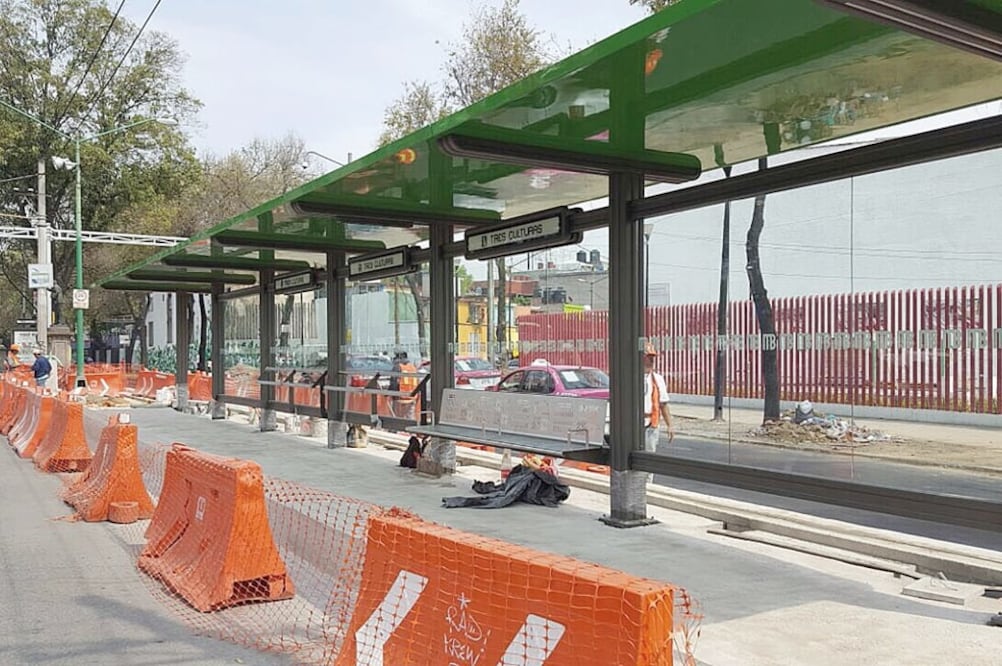 A unos pasos de la parada, ya está colocado el señalamiento con el el nombre de la estación, además se trabaja en la rampa de acceso para personas con discapacidad. (SANDRA HERNÁNDEZ. EL UNIVERSAL)