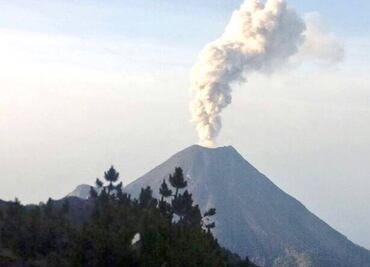 Volcán de Colima emite fumarola de un kilómetro