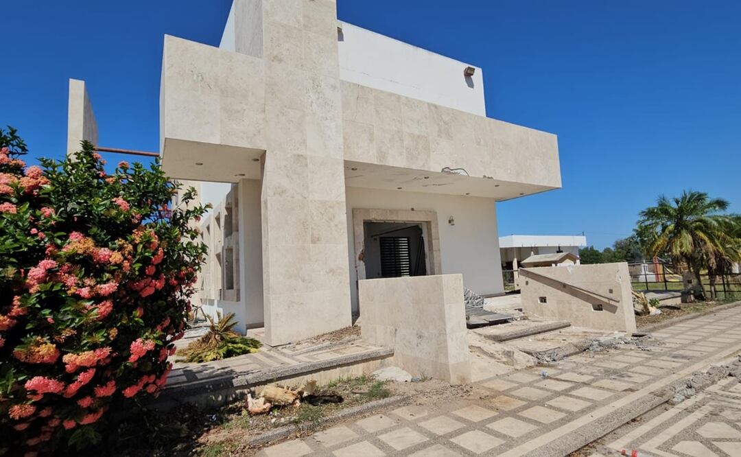 Allanan cripta de la familia Dámaso López en Eldorado, Sinaloa y exhuman restos de su padre y hermano. Foto: Cortesía