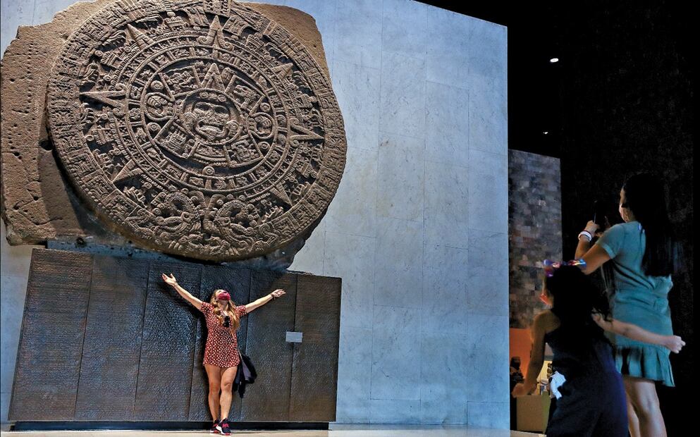 Una mujer posa debajo de la piedra del Sol en el Museo Nacional de Antropología que reabrió tras permanecer cerrado por más de ocho meses debido a la pandemia por Covid-19, el 11 de noviembre de 2020. Foto: Diego Simón Sánchez archivo/EL UNIVERSAL