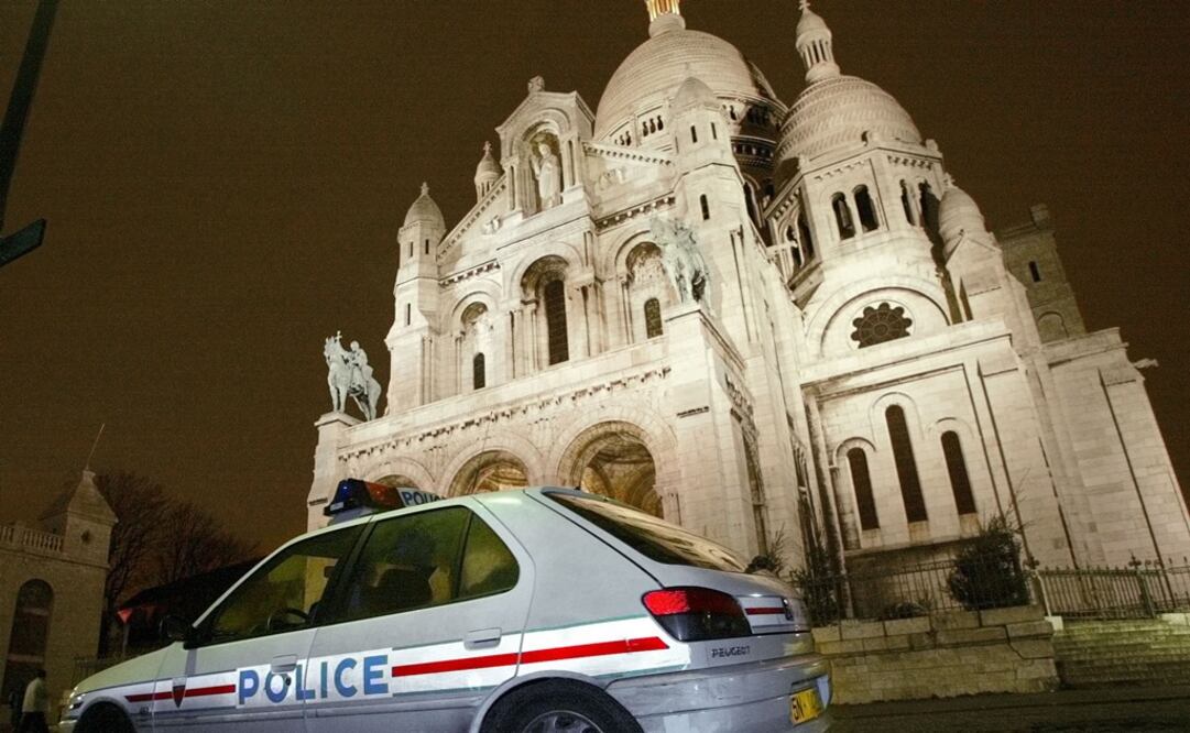 Un vehículo de la policía de Francia estacionado frente a una iglesia. FOTO: Archivo / Reuters