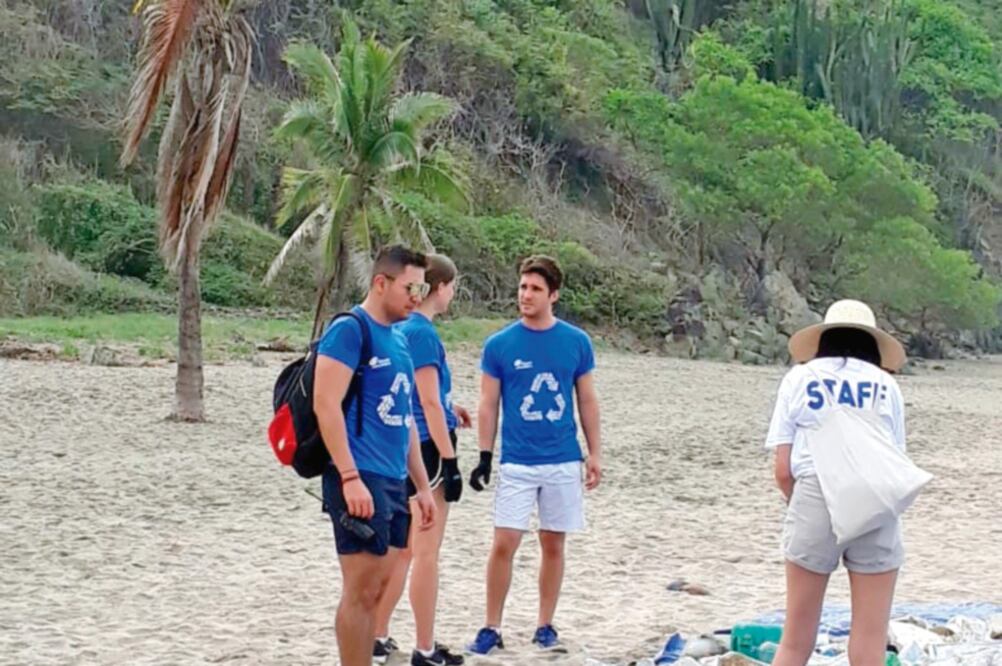Diego invitó a la gente a sumarse a la recolección. (FOTOS: SUGHEY BAÑOS. EL UNIVERSAL Y CORTESÍA)