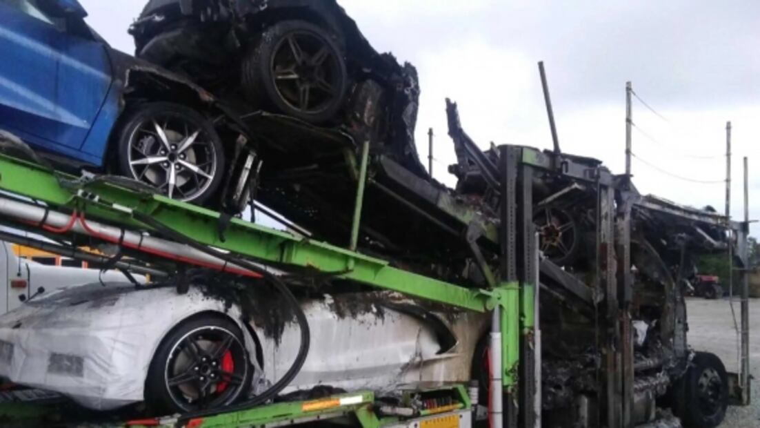 Camión que transportaba varios Corvette C8 se incendia en Estados Unidos