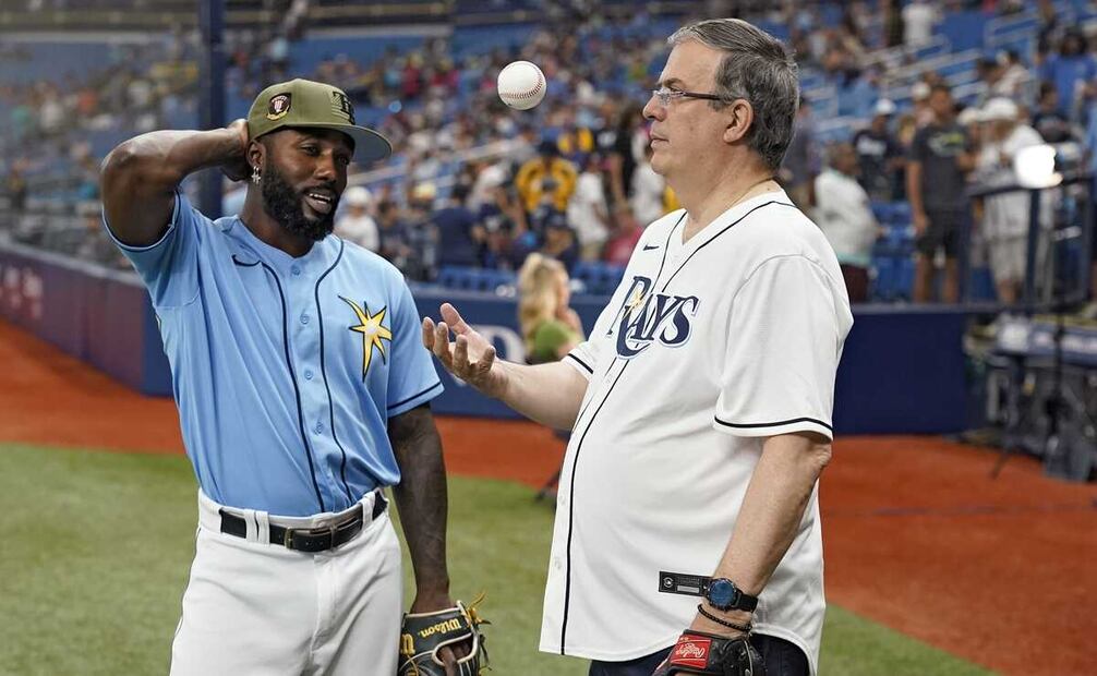 Marcelo Ebrard y Randy Arozarena se reunieron en el campo de beisbol. Foto: AP