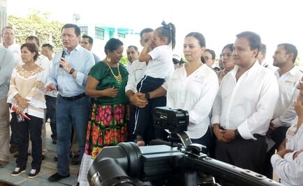Niña rompe en llanto ante Osorio Chong al hablar de su escuela 