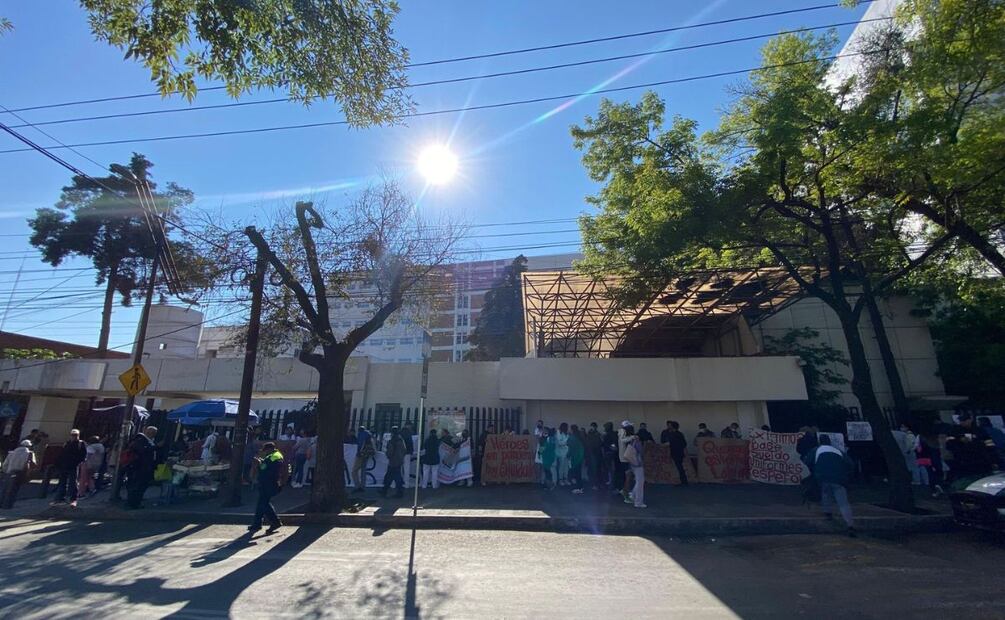 Personal médico del GEA González protesta por falta de pago; bloquean Calzada de Tlalpan por casi una hora. Foto: Juan Carlos Williams