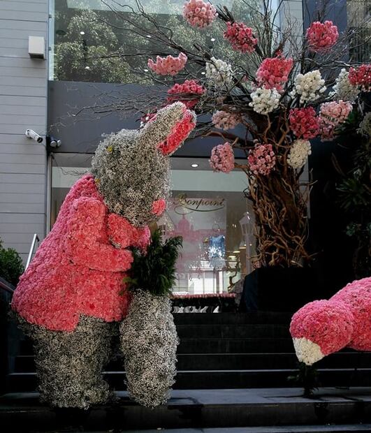 CDMX: decoraciones florales tapizan fachadas de hoteles y restaurantes